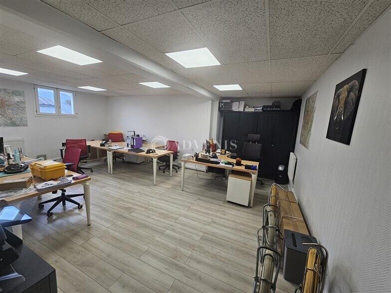 Office in Neuilly-sur-Marne to rent - Interior Photo - Image 2 of 6