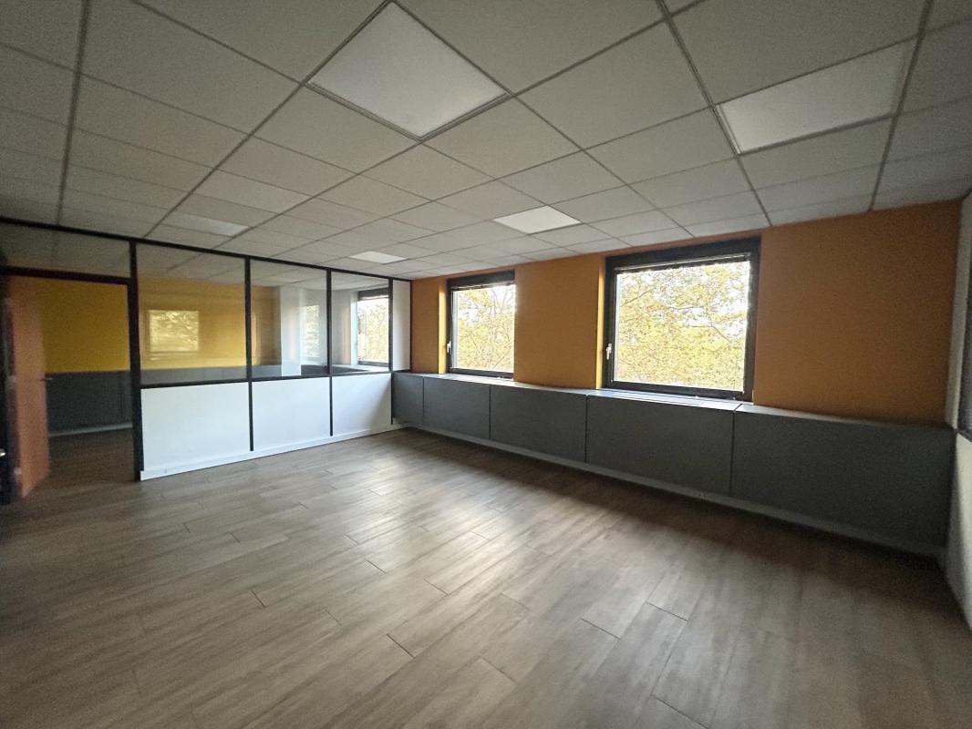 Industrial in Lyon to rent Interior Photo- Image 1 of 6
