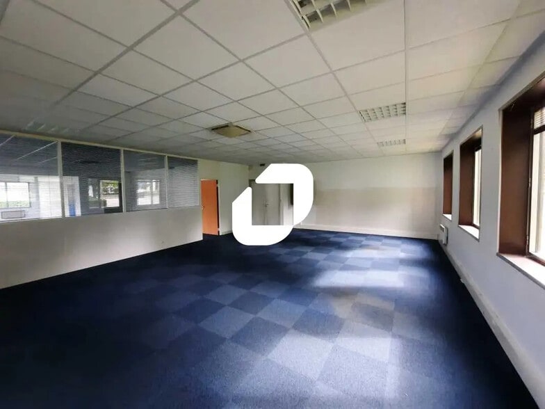 26 Avenue De La Baltique, Villebon-sur-Yvette to rent - Interior Photo - Image 3 of 11