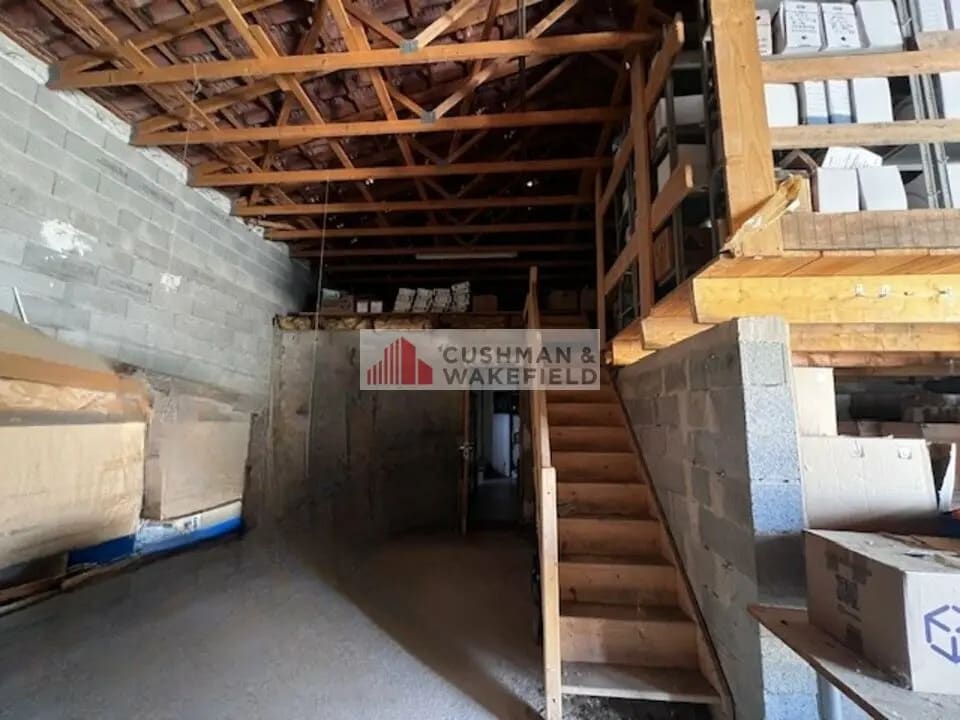 Light Industrial in Marguerittes for sale Interior Photo- Image 1 of 4