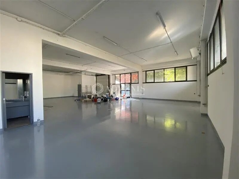 Light Industrial in Nanterre to rent Interior Photo- Image 1 of 6