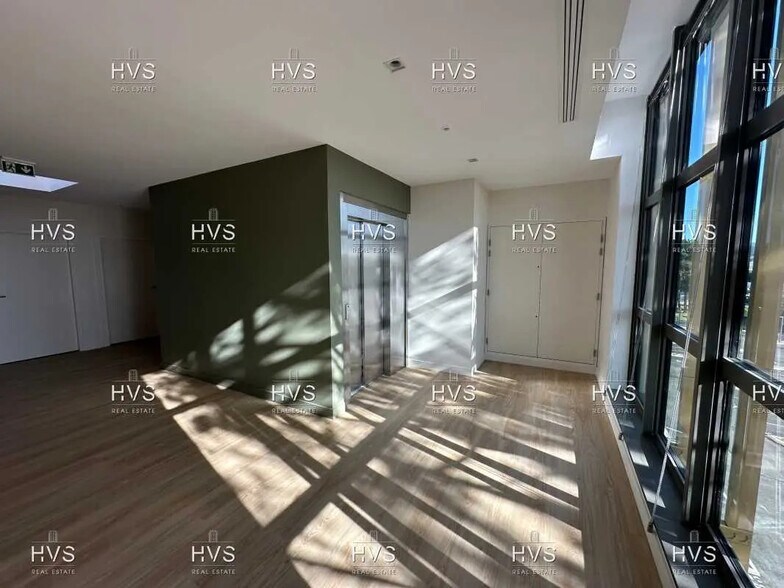 Office in Aix-en-Provence to rent - Building Photo - Image 2 of 17