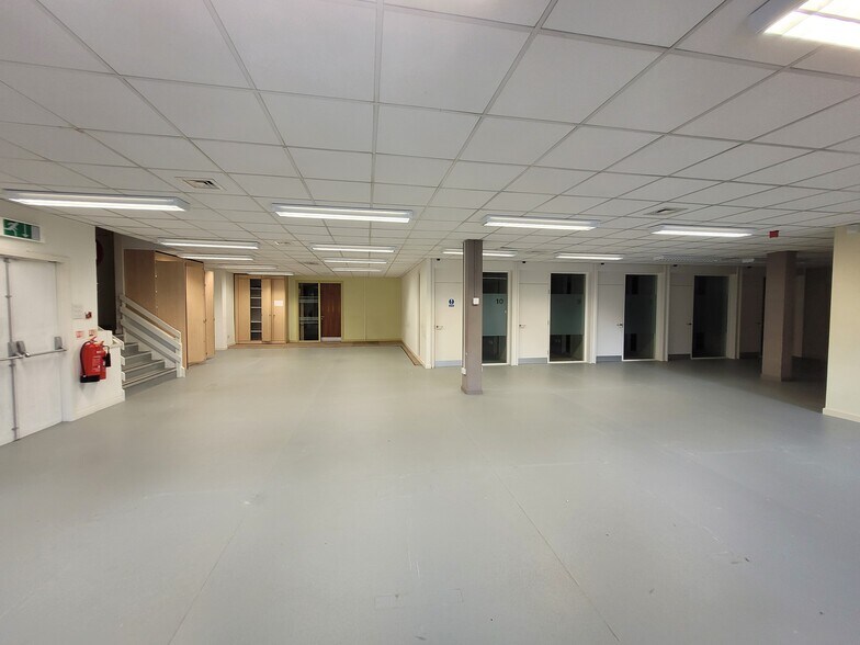 1 Gairbraid Av, Glasgow to rent - Building Photo - Image 2 of 2