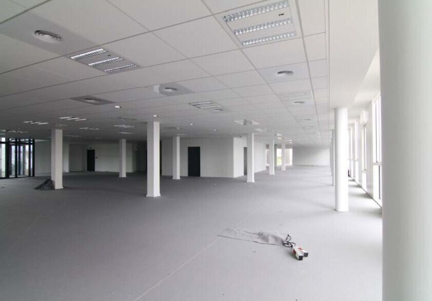 53 Avenue Paul Krüger, Villeurbanne to rent - Building Photo - Image 3 of 12