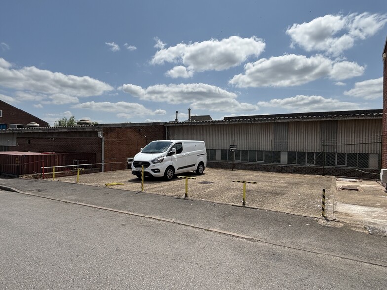 Desborough Park Rd, High Wycombe to rent - Primary Photo - Image 1 of 4