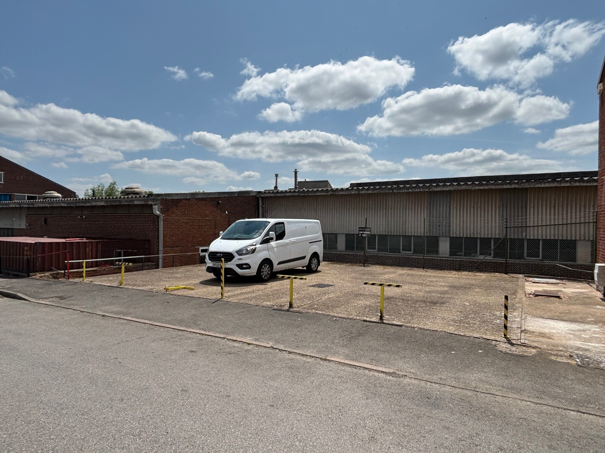 Desborough Park Rd, High Wycombe to rent Primary Photo- Image 1 of 5