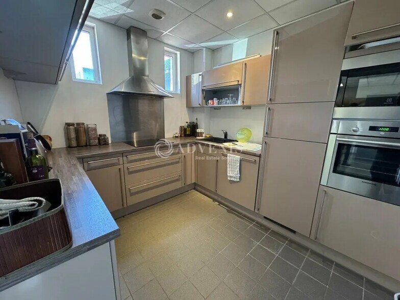 Light Industrial in Champs-sur-Marne to rent - Interior Photo - Image 2 of 9