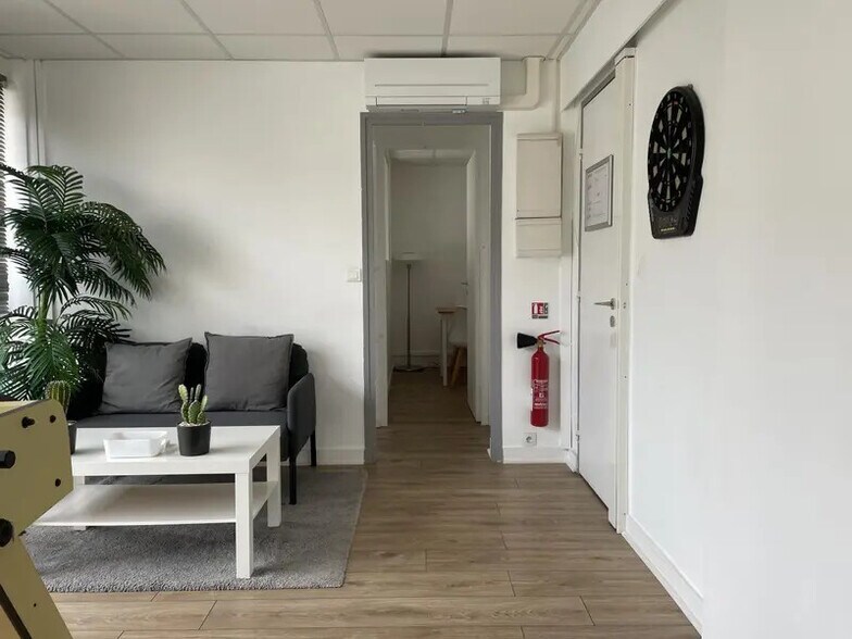 62-64 Rue Jean Jaurès, Puteaux to rent - Building Photo - Image 3 of 12