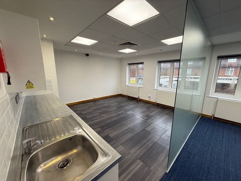 The Broadway, Farnham Common to rent - Building Photo - Image 3 of 8