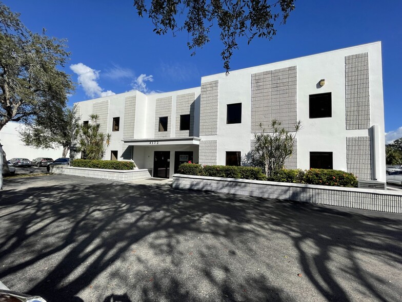 4172 Corporate Sq, Naples, FL for rent - Building Photo - Image 1 of 5