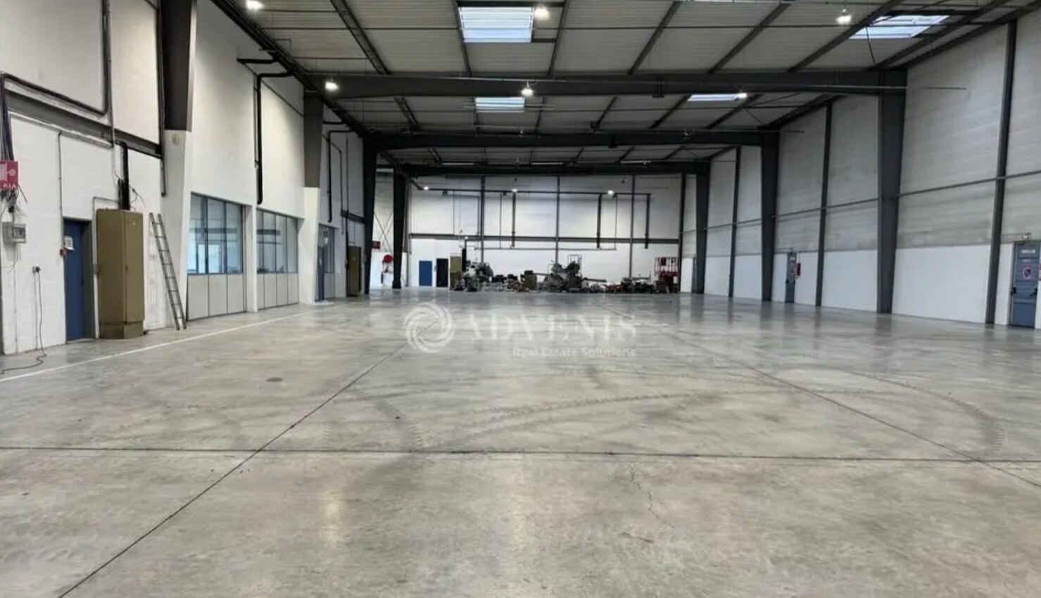 Light Industrial in La Courneuve to rent Interior Photo- Image 1 of 6