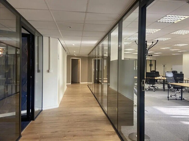 Office in Saint-Cloud for sale - Interior Photo - Image 2 of 5