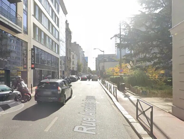Retail in Levallois-Perret to rent - Building Photo - Image 2 of 3