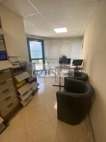 Retail in Alfortville to rent - Interior Photo - Image 3 of 4