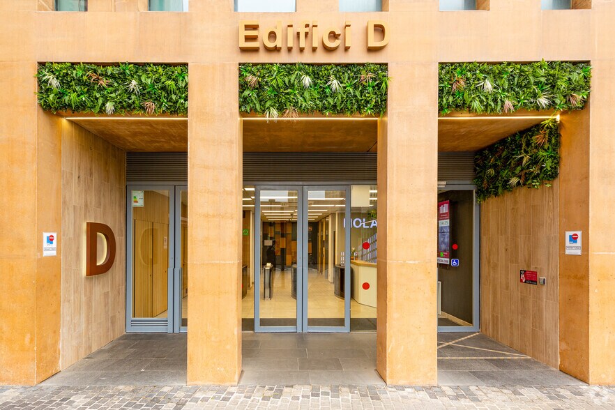 Avinguda del Carrilet, L'Hospitalet de Llobregat, Barcelona to rent - Building Photo - Image 3 of 3