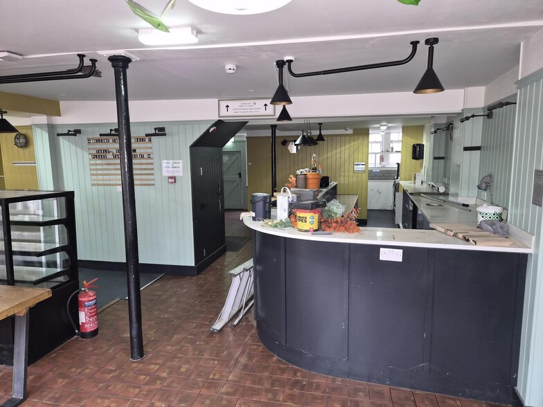 7 The Pantiles, Tunbridge Wells to rent - Building Photo - Image 3 of 11