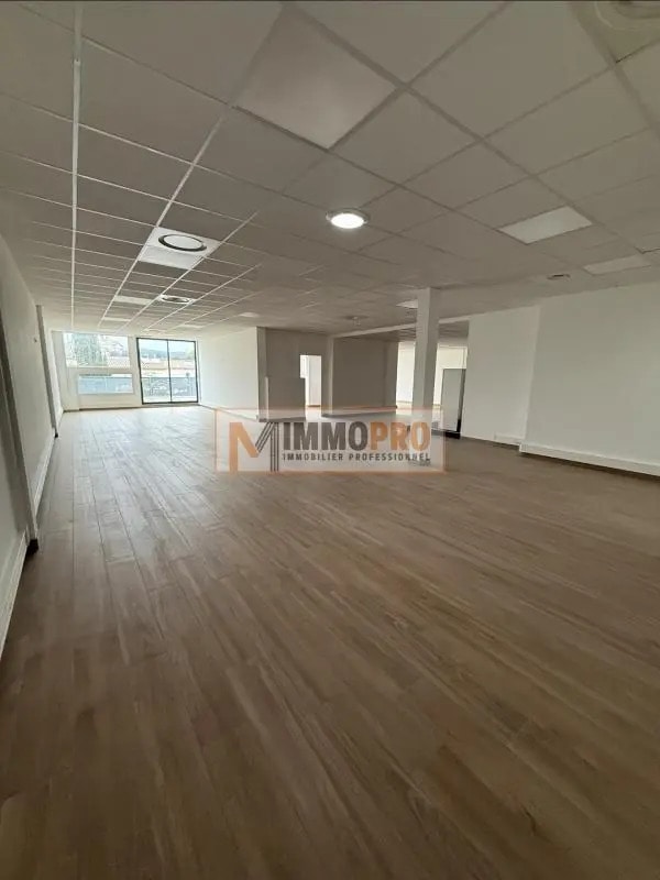 Location Bureaux 250 m² - Photo 1