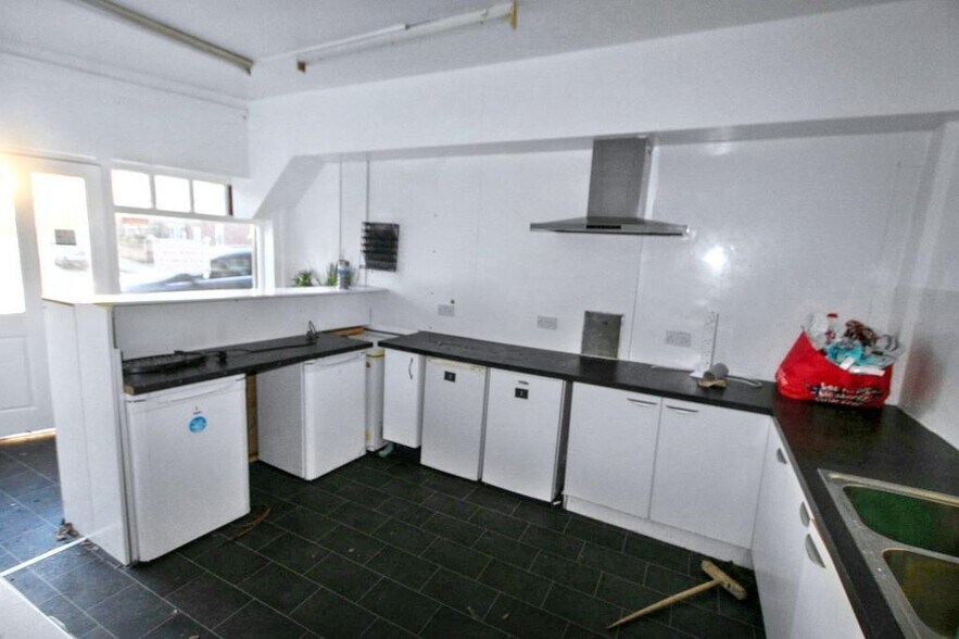4 Westminster Rd, Ellesmere Port for sale - Building Photo - Image 3 of 45