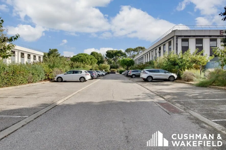 Chemin De La Bastide Blanche, Vitrolles to rent - Building Photo - Image 2 of 10