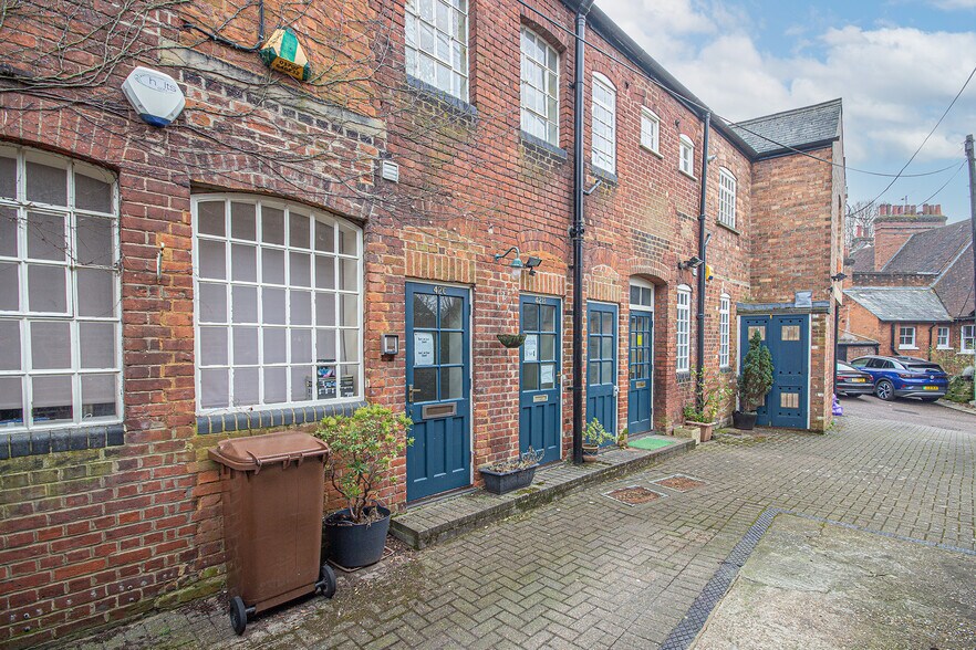 42 Church St, Hatfield for sale - Primary Photo - Image 1 of 2