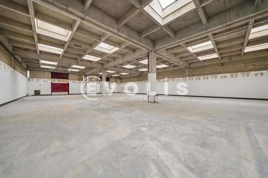 Light Industrial in Rungis to rent - Interior Photo - Image 1 of 4