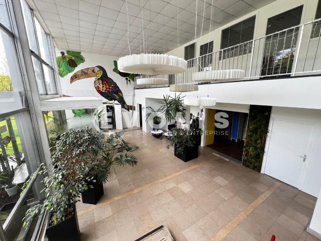 Light Industrial in Chilly Mazarin for sale Building Photo- Image 1 of 26