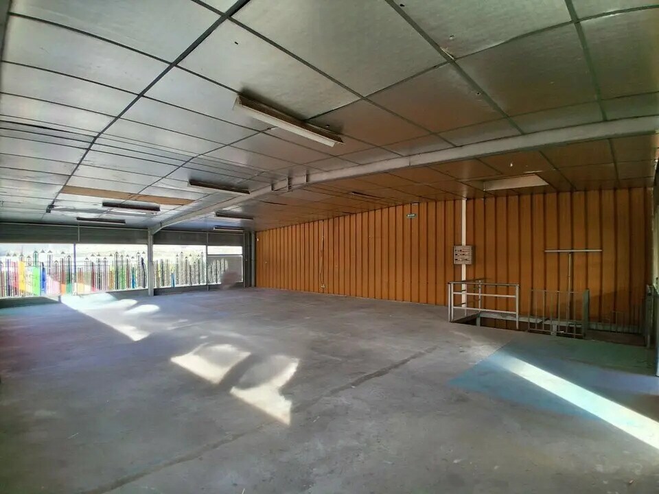 Location Commerce 415 m² - Photo 1