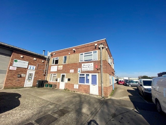 36 Queens Rd, Newbury to rent - Building Photo - Image 2 of 2