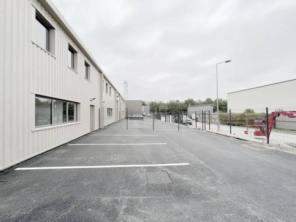 Location Commerce 365 m² - Photo 1
