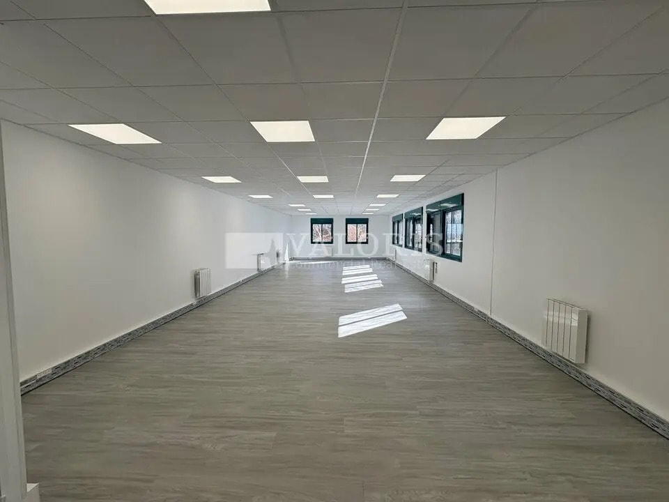 Office in La Tour-de-Salvagny to rent Interior Photo- Image 1 of 8