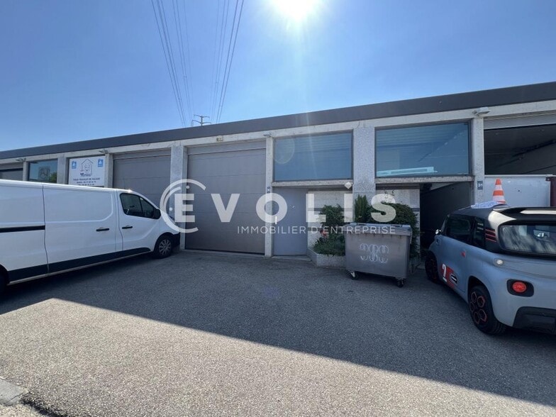 Light Industrial in Vénissieux to rent - Building Photo - Image 2 of 10