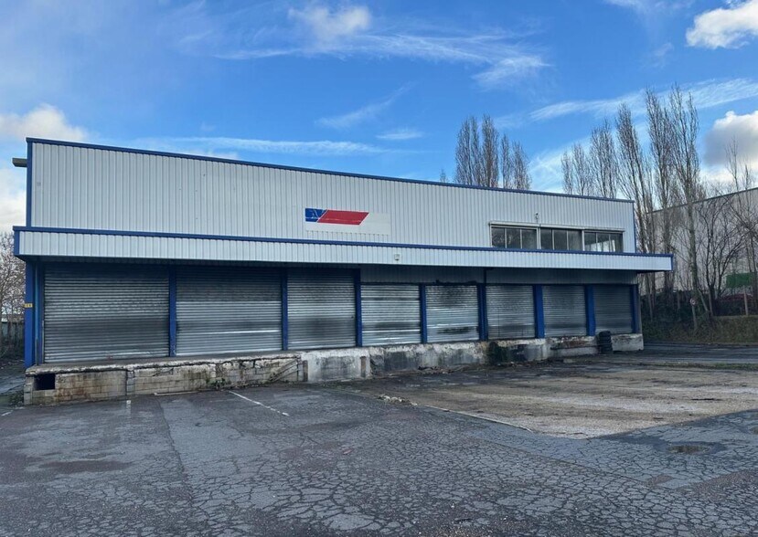 11 Avenue Descartes, Morangis to rent - Building Photo - Image 1 of 6