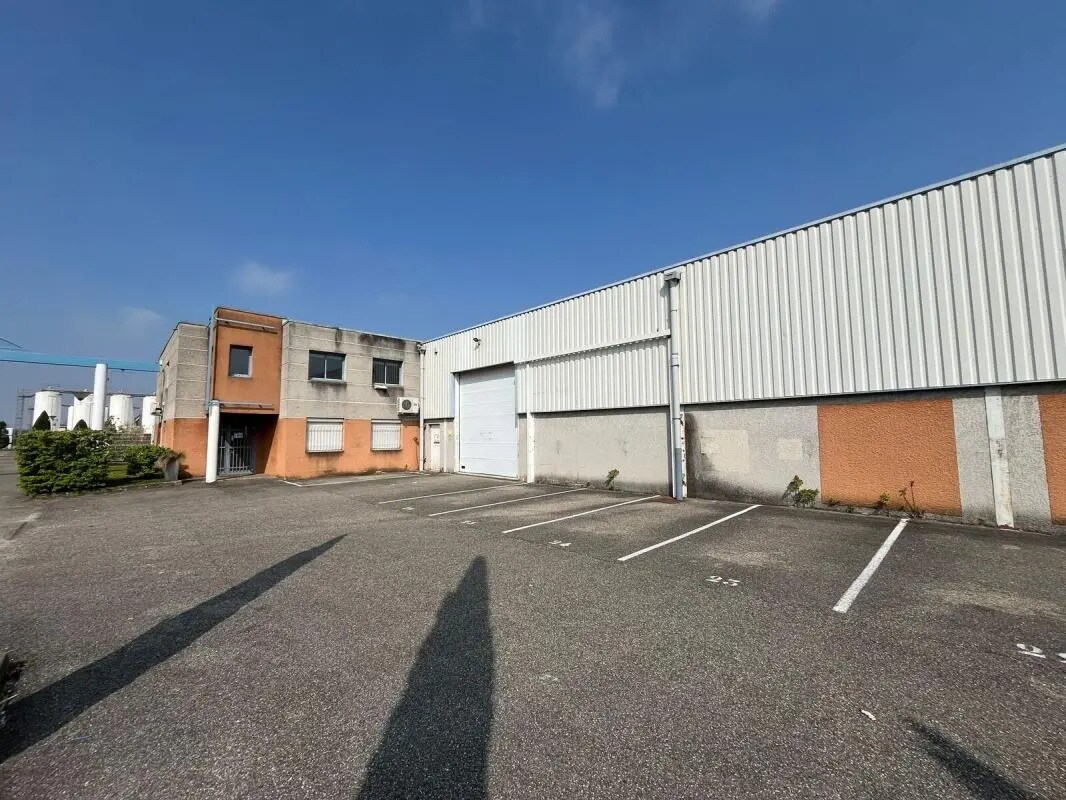 Light Industrial in Chassieu to rent Building Photo- Image 1 of 13