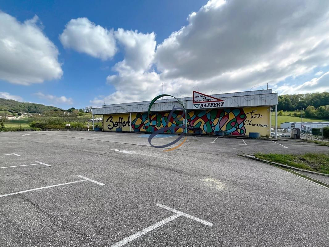 Retail in Ruy-Montceau to rent Building Photo- Image 1 of 13