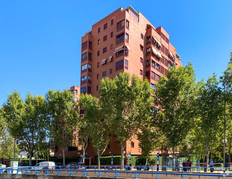 Calle del Corazón de María, 80, Madrid, Madrid to rent - Primary Photo - Image 1 of 2
