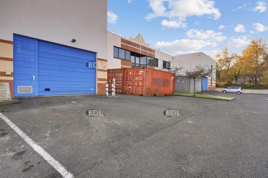 Light Industrial in Champs-sur-Marne to rent - Building Photo - Image 3 of 15