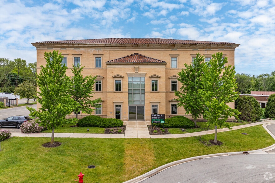 4970 Varsity Dr, Lisle, IL for sale - Building Photo - Image 3 of 5