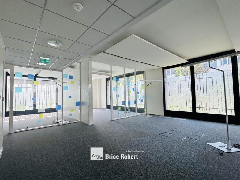 Office in Vaulx-en-Velin to rent - Building Photo - Image 2 of 7