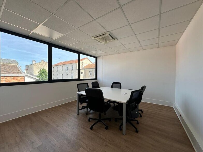 Office in Ivry-sur-Seine to rent - Building Photo - Image 2 of 32
