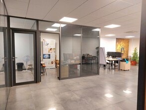 Office in Six-Fours-les-Plages to rent Interior Photo- Image 1 of 4