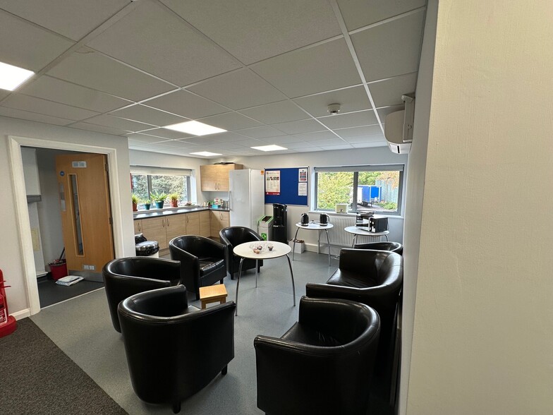 Units A & C Knaves Beech Way, Loudwater Way, High Wycombe to rent - Building Photo - Image 3 of 7