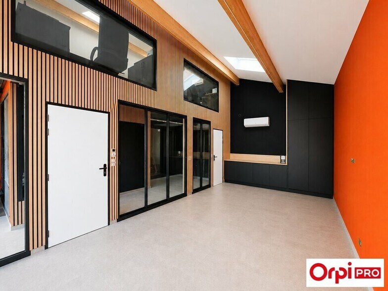Office in Givors to rent - Building Photo - Image 2 of 6