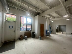 4147 N Ravenswood Ave, Chicago, IL to rent Interior Photo- Image 1 of 12