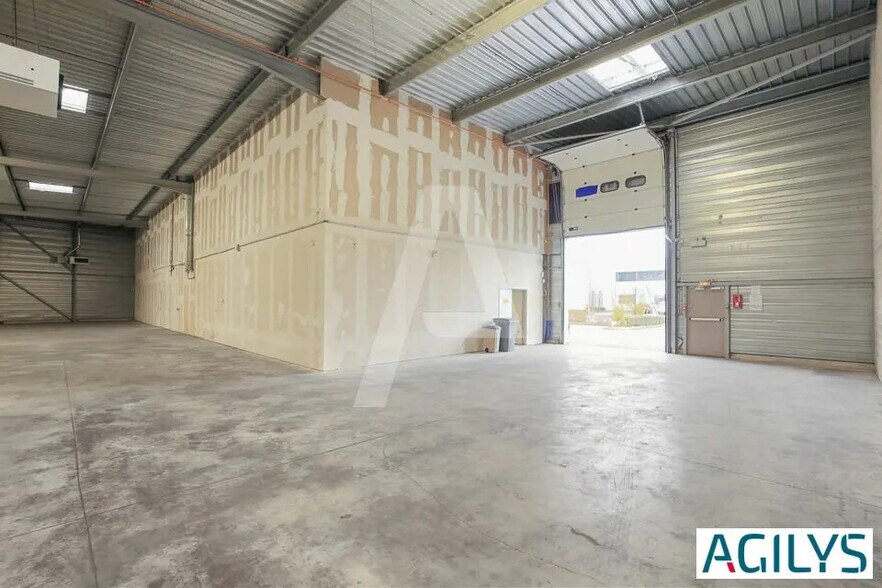 Industrial in Lisses to rent - Interior Photo - Image 1 of 8