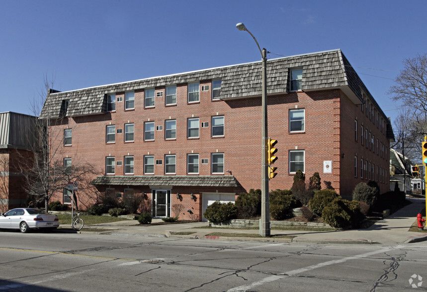 3069 N Oakland Ave, Milwaukee, WI for sale - Primary Photo - Image 1 of 4