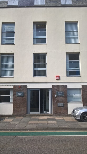 St Johns St, Chichester to rent - Building Photo - Image 3 of 4