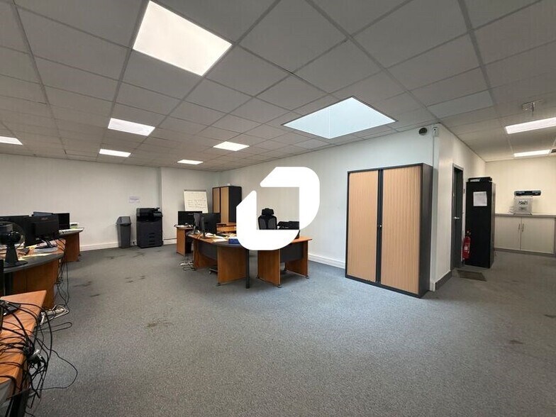 Light Industrial in Villepinte to rent - Interior Photo - Image 3 of 12