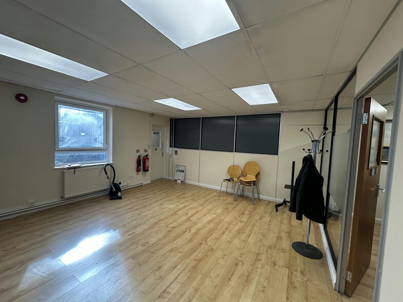 44 Richmond Rd, Kingston Upon Thames to rent - Building Photo - Image 3 of 4