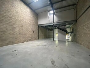 Light Industrial in Cergy to rent Interior Photo- Image 2 of 5