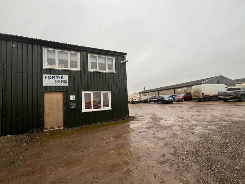 Stewkley Rd, Leighton Buzzard to rent - Building Photo - Image 3 of 17